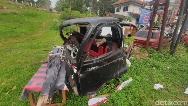 Mobil pikap jadi saksi bisu kecelakaan maut di Kecamatan Cikalong Cianjur