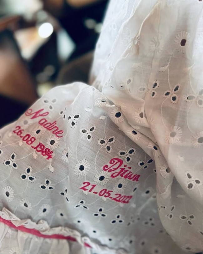 Uniknya, dress yang dikenakan oleh baby Djiwa itu rupanya merupakan dress yang sebelumnya dipakai oleh Nadine ketika dibaptis saat kecil. Pada bagian bawah dress tersebut terdapat bordiran nama Nadine dan Djiwa. Di bagian bawah masing-masing nama tersebut terdapat tanggal ketika keduanya dibaptis. Foto: Instagram/@nadinelist