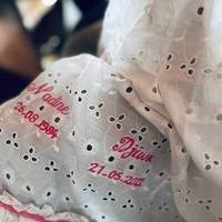 Uniknya, dress yang dikenakan oleh baby Djiwa itu rupanya merupakan dress yang sebelumnya dipakai oleh Nadine ketika dibaptis saat kecil. Pada bagian bawah dress tersebut terdapat bordiran nama Nadine dan Djiwa. Di bagian bawah masing-masing nama tersebut terdapat tanggal ketika keduanya dibaptis. Foto: Instagram/@nadinelist