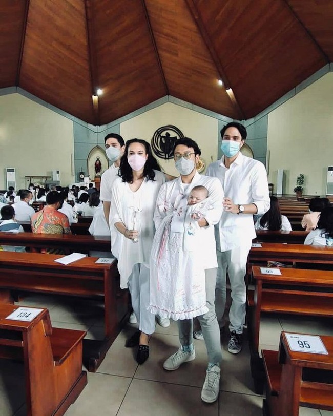 Adik kembar Nadine Chandrawinata, Marcell dan Mischa juga tampak menghadiri acara pembaptisan keponakannya itu. Tak lupa mereka pun berfoto bersama di dalam gereja. Foto: Instagram/@nadinelist