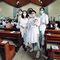 Adik kembar Nadine Chandrawinata, Marcell dan Mischa juga tampak menghadiri acara pembaptisan keponakannya itu. Tak lupa mereka pun berfoto bersama di dalam gereja. Foto: Instagram/@nadinelist