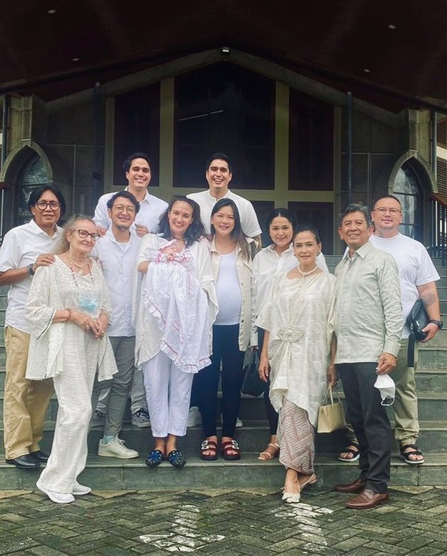 Orangtua Nadine pun terlihat hadir untuk melihat cucunya dibaptis. Melalui salah satu unggahan di Instagramnya Nadine menyebut bahwa ibunya memang sengaja menyimpan barang-barang kecil Nadine untuk nantinya diberikan kepada sang cucu. Foto: Instagram/@nadinelist