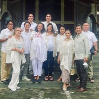 Orangtua Nadine pun terlihat hadir untuk melihat cucunya dibaptis. Melalui salah satu unggahan di Instagramnya Nadine menyebut bahwa ibunya memang sengaja menyimpan barang-barang kecil Nadine untuk nantinya diberikan kepada sang cucu. Foto: Instagram/@nadinelist