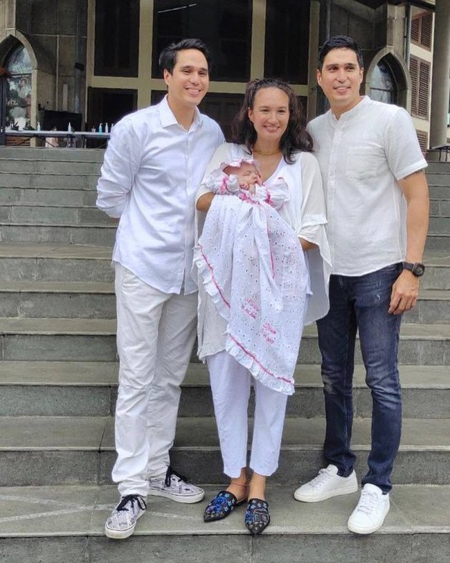 Nadine menceritakan bahwa dress yang dikenakan oleh baby Djiwa saat pembaptisannya itu merupakan hasil karya ibunda Nadine. Djiwa, oma menyimpan semua barang ibu untuk kamu sebelum kamu lahir, kelak kamu melanjutkan kenangan kecil ini. Bgitu juga, yang kamu pakai, itu oma bikin sendiri sebelum kamu hadir, kelak kamu lanjutkan tradisi ini, tulis Nadine. Foto: Instagram/@nadinelist