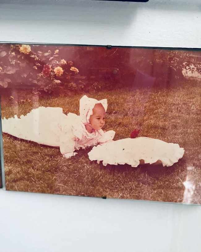 Nah kalau yang ini foto lawas Nadine saat bayi ketika mengenakan dress yang sama seperti yang dikenakan oleh baby Djiwa. Sama-sama terlihat menggemaskan dan bak pinang di belah dua bukan? Foto: Instagram/@nadinelist