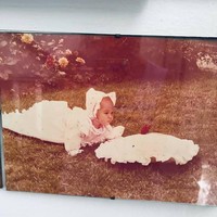 Nah kalau yang ini foto lawas Nadine saat bayi ketika mengenakan dress yang sama seperti yang dikenakan oleh baby Djiwa. Sama-sama terlihat menggemaskan dan bak pinang di belah dua bukan? Foto: Instagram/@nadinelist