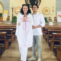 Melalui akun Instagramnya Nadine Chandrawinata tampak membagikan foto-foto ketika anak pertamanya, baby Djiwa dibaptis. Nadine bersama anak dan sang suami, Dimas Anggara tampil kompak dalam balutan busana berwarna putih. Foto: Instagram/@nadinelist