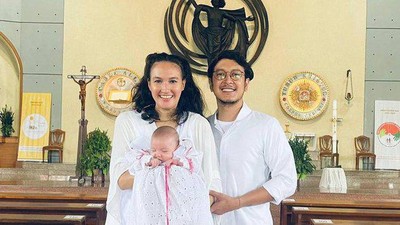 7 Momen Djiwa, Anak Nadine Chandrawinata Dibaptis, Pakai Dress Bekas Ibunya