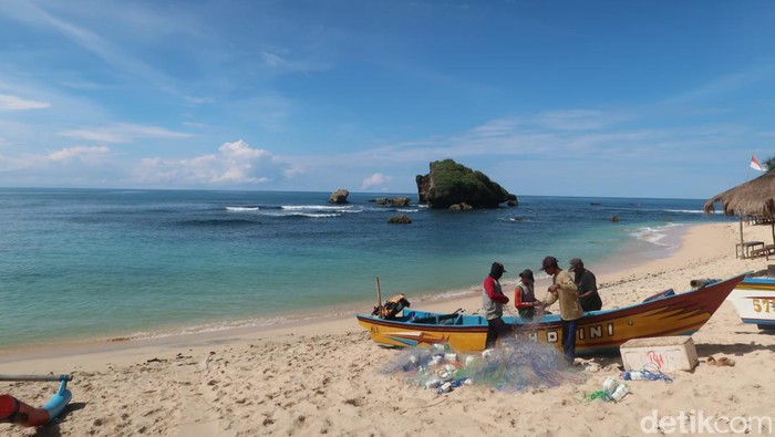 Nelayan di Pantai Ngandong, Gunungkidul, saat pulang dari melaut.
