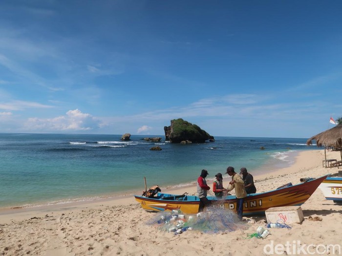 Nelayan di Pantai Ngandong, Gunungkidul, saat pulang dari melaut.