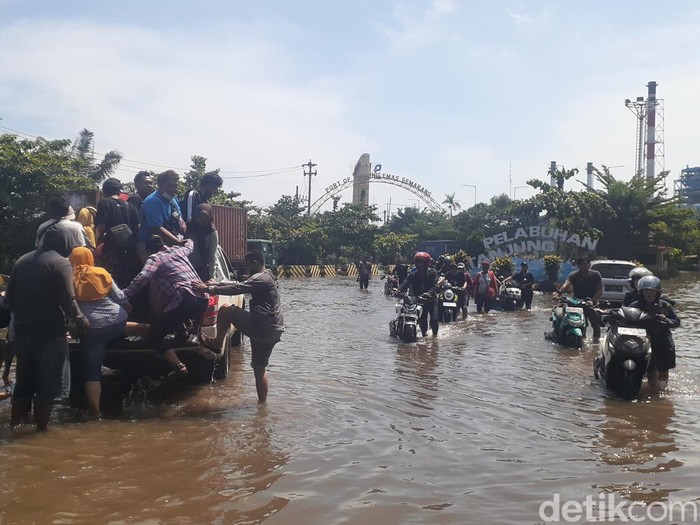 Para pekerja mulai mengevakuasi motor yang terjebak di kawasan Pelabuhan Tanjung Emas, Semarang, Selasa (24/5/2022).