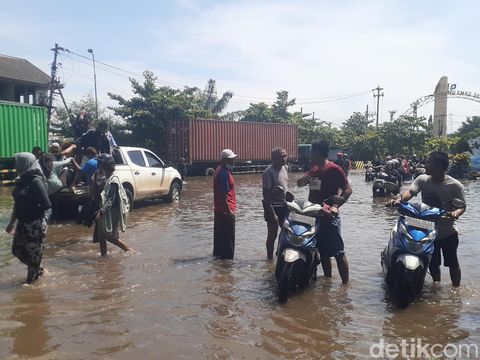 Para pekerja mulai mengevakuasi motor yang terjebak di kawasan Pelabuhan Tanjung Emas, Semarang, Selasa (24/5/2022).