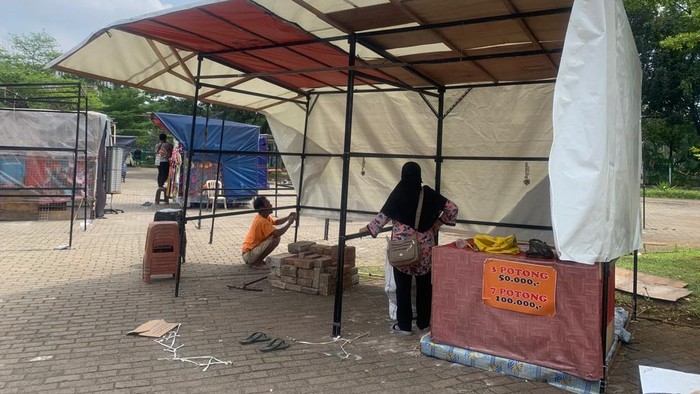 Pedagang korban kebakaran Lenggang Jakarta, Monas, mulai membangun kios di tempat relokasi sementara.Selasa (24/5/2022).