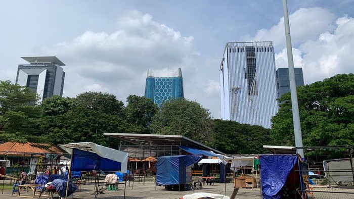 Pedagang korban kebakaran Lenggang Jakarta, Monas, mulai membangun kios di tempat relokasi sementara.Selasa (24/5/2022).