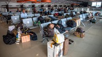 Sejumlah calon penumpang Kapal Motor (KM) Dharma Kartika VII tujuan Pontianak beristirahat di Terminal Penumpang Tanjung Emas, Semarang, Jawa Tengah.