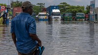 Penundaan keberangkatan kapal terjadi karena ratusan penumpang belum dapat memasuki kawasan pelabuhan akibat akses jalan masuk masih terendam banjir rob.