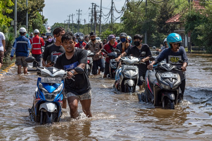 Banjir rob masih merendam kawasan Pelabuhan Tanjung Emas, Semarang. Akibatnya, keberangkatan kapal penumpang menjadi terganggu. Begini kondisi di sana.