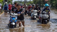 Banjir rob yang merendam kawasan Pelabuhan Tanjung Emas Semarang ini memiliki ketinggian yang bervariasi hingga satu meter.