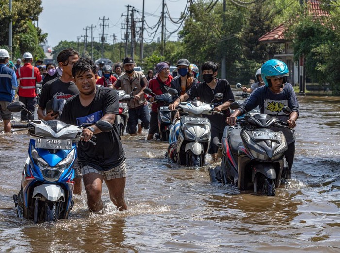 Banjir rob masih merendam kawasan Pelabuhan Tanjung Emas, Semarang. Akibatnya, keberangkatan kapal penumpang menjadi terganggu. Begini kondisi di sana.
