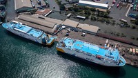 Foto udara KM Dharma Rucitra 9 tujuan Kumai (kiri) dan KM Dharma Kartika VII tujuan Pontianak (kanan) bersandar di Terminal Penumpang Tanjung Emas, Semarang, Jawa Tengah, Selasa (24/5/2022).