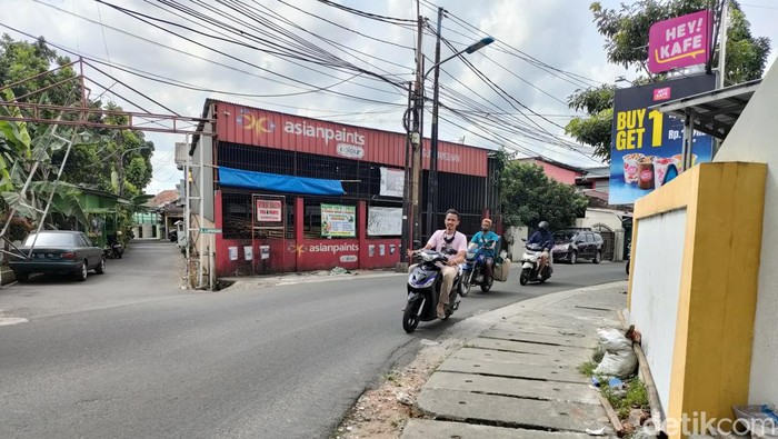 Pelaku pencurian HP di Cijantung, Jaktim kabur ke gorong-gorong usai dipergoki korban. Warga setempat menceritakan korban sempat mengejar pelaku. (Dwi Rahmawati/detikcom)