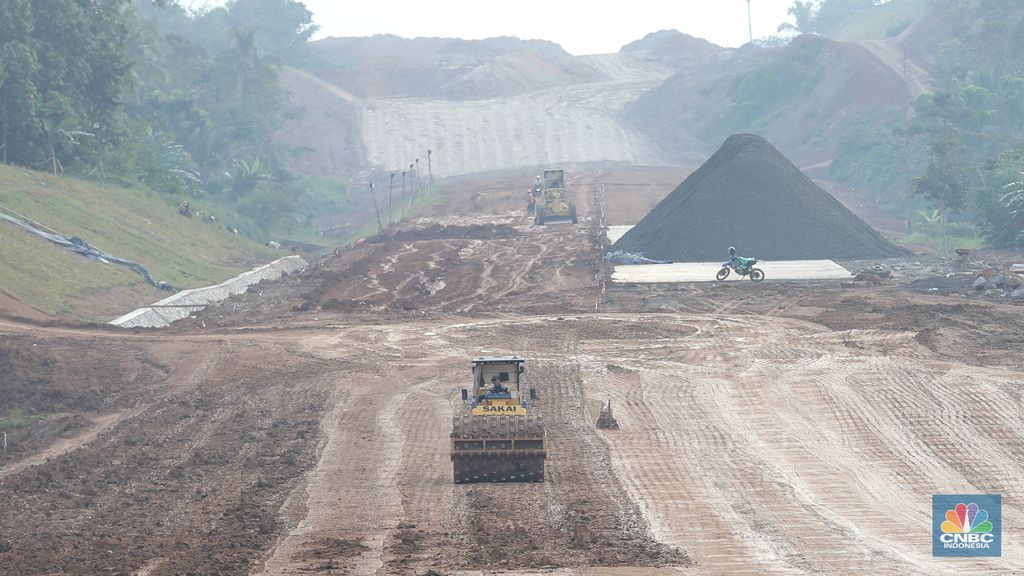 Suasana pembangunan tol seksi II Rangkasbitung-Cileles di Lebak, Banten, Selasa (24/5/2022). Jalan Tol Serang-Panimbang sepanjang 88,67 km yang akan menjadi akses menuju objek wisata Kawasan Ekonomi Khusus (KEK) Tanjung Lesung tersebut pembangunannya pada seksi II Rangkasbitung-Cileles telah mencapai 23,31 persen dan ditargetkan beroperasi pada tahun 2024. (CNBC Indonesia/ Muhammad Sabki)