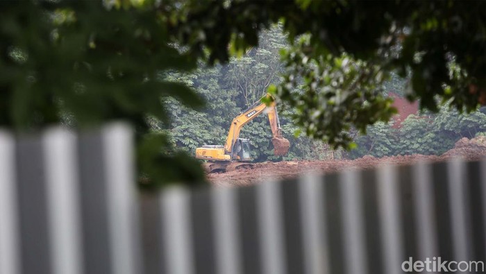 Pekerja menggunakan eskavator di lokasi pembangunan Waduk Pondok Ranggon, Jakarta Timur, Selasa (24/5/2022). Sebanyak empat waduk sedang disiapkan Pemprov DKI Jakarta untuk mengantisipasi banjir yang sering melanda bila musim hujan tiba, di antaranya Waduk Pondok Ranggon di Jakarta Timur, serta Waduk Brigif, Waduk Ulujami, dan Waduk Lebak Bulus di Jakarta Selatan.