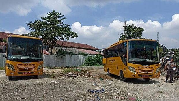 Pemkot Jaktim menyiagakan 2 bus sekolah untuk mengangkut warga korban kebakaran Pasar Gembrong serta barang bawaannya saat pindah ke lokasi sementara di Rusun CBU. (ANTARA/Yogi Rachman)