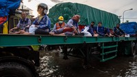 Akibat banjir rob ini PT Pelabuhan Indonesia (Persero) atau Pelindo Regional 3 Semarang juga mencatat 500 peti kemas terdampak banjir rob di Pelabuhan Tanjung Emas Semarang. Area yang terdampak banjir rob yakni area CY Petikemas, dermaga penumpang, dan akses masuk.