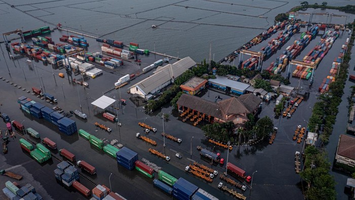 Banjir rob rendam kawasan Pelabuhan Tanjung Emas Semarang, Jawa Tengah. Banjir disebabkan oleh tingginya pasang air laut serta tanggul yang jebol di kawasan itu