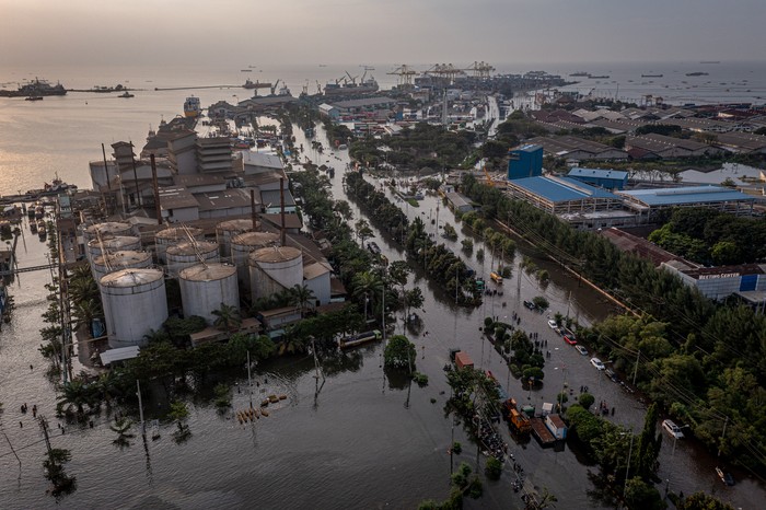 Banjir rob rendam kawasan Pelabuhan Tanjung Emas Semarang, Jawa Tengah. Banjir disebabkan oleh tingginya pasang air laut serta tanggul yang jebol di kawasan itu