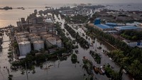 Begini penampakan kawasan Terminal Petikemas Pelabuhan Tanjung Emas Semarang, Jawa Tengah, yang terendam banjir rob saat dipotret pada Senin (23/5/2022).