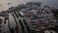 Penampakan Pelabuhan Tanjung Emas Semarang Saat Terendam Banjir Rob