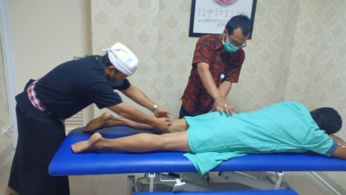 Penanggung Jawab dan Praktisi Pengobatan Tradisional di Poliklinik Kesehatan Tradisional RS Bali Mandara, Gede Suardana, ketika mengobati salah satu pasiennya pada beberapa waktu lalu.