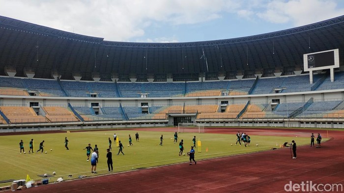 Persib latihan di Stadion GBLA.