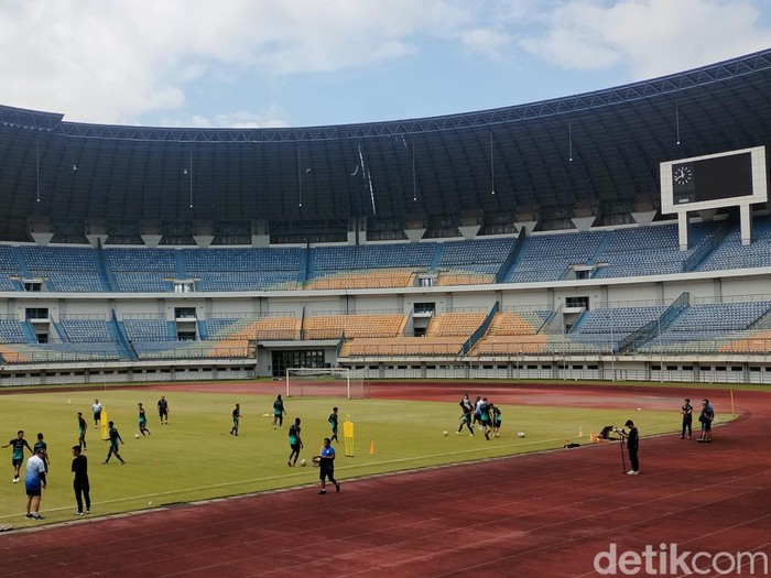 Persib latihan di Stadion GBLA.