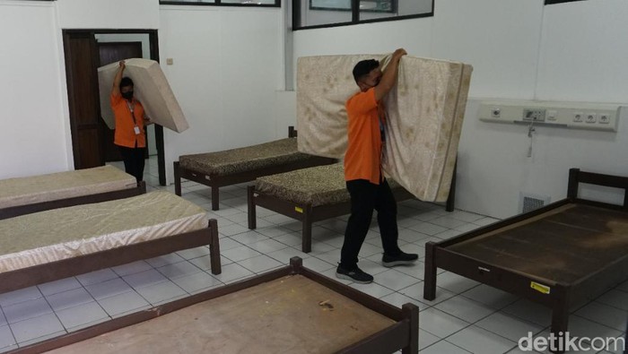 Petugas Asrama Haji Donohudan Boyolali mempersiapkan kamar-kamar untuk jemaah calon haji, Selasa (24/5/2022).