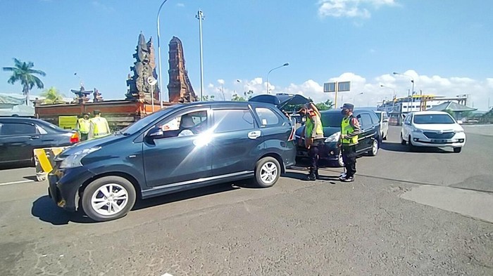 Petugas melakukan pemeriksaan di pintu masuk Pelabuhan Gilimanuk, Bali, Selasa (24/5/2022)