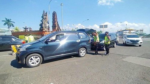 Petugas melakukan pemeriksaan di pintu masuk Pelabuhan Gilimanuk, Jembrana, Bali, Selasa (24/5).