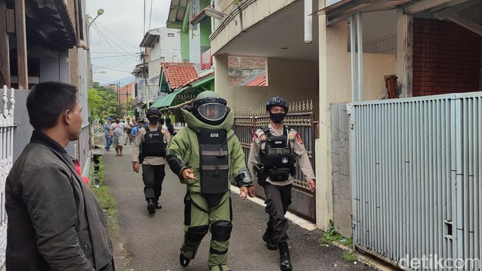 Petugas penjinak bom mengecek benda mencurigakan di Antapani, Kota Bandung.