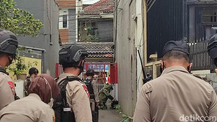 Petugas penjinak bom mengecek benda mencurigakan di Antapani, Kota Bandung.