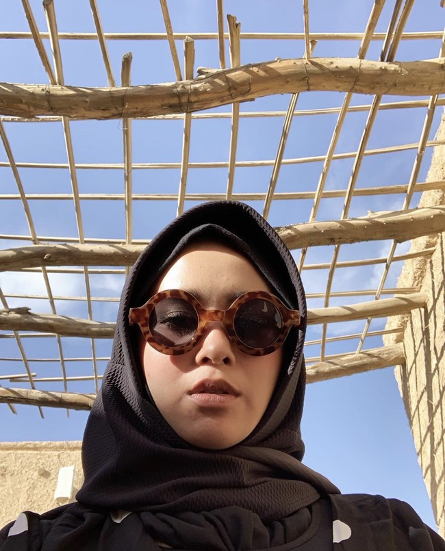 Pemain film dan penyanyi Ayushita Widyartoeti Nugraha juga dikenal dengan gayanya yang casual, edgy dan tomboi. Ayushita pernah mengunggah foto selfie saat mengenakan hijab pada 2019 di akun Instagramnya. Ia terlihat memakai hijab hitam dilapisi dengan selendang dan dilengkapi dengan kacamata. Foto: Dok. Instagram @ayushita.