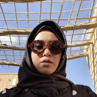 Pemain film dan penyanyi Ayushita Widyartoeti Nugraha juga dikenal dengan gayanya yang casual, edgy dan tomboi. Ayushita pernah mengunggah foto selfie saat mengenakan hijab pada 2019 di akun Instagramnya. Ia terlihat memakai hijab hitam dilapisi dengan selendang dan dilengkapi dengan kacamata. Foto: Dok. Instagram @ayushita.