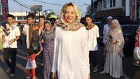 Poppy Sovia juga bikin pangling saat mengenakan hijab. Foto: Dok. Instagram @popsovia.
