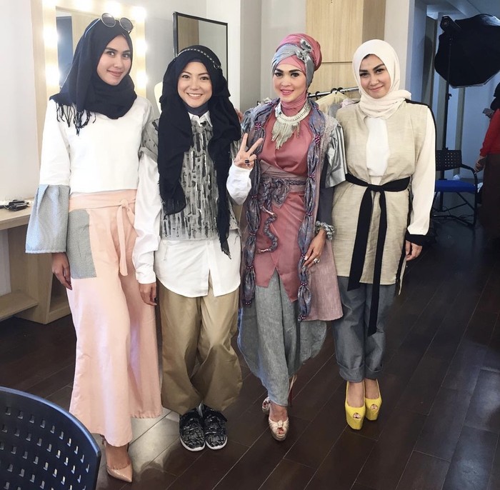 Tya Ariestya pakai hijab.