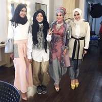 Aktris, pemain film dan penyiar radio Poppy Sovia dikenal dengan ciri khas gaya tomboi, mengenakan sepatu boots dan kaus. Ia juga mempunyai hobi motocross bersama suaminya, Ahmad Gussaoki. Ketika mengisi salam satu program televisi, wanita kelahiran 23 September 1984 itu tampil berbeda dan feminin dengan memakai hijab. Poppy Sovia mengenakan hijab hitam, kemeja dan pants. Foto: Dok. Instagram @popsovia.