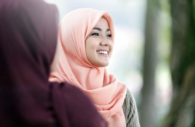 Nirina Zubir mengawali karier dengan menjadi penyiar radio di Prambors dan menjadi VJ di MTV Indonesia. Istri Ernest Fardiyan Syarif itu pernah berperan karakter wanita muslimah asal Minang yang berhijab di film Liam dan Laila. Penampilan wanita yang memiliki nama lengkap Nirina Raudhatul Jannah Zubir itu langsung mendapatkan pujian dari warganet. Subhanallah cantiknya😍. Sukses terus ya teh, ucap pengguna Instagram @rifamaghfira. Uni rancak pake hijab lai uni..lebih cantik,balas, puji akun @uska.suhendra. Foto: Dok. Instagram @nirinazubir.