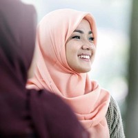 Nirina Zubir mengawali karier dengan menjadi penyiar radio di Prambors dan menjadi VJ di MTV Indonesia. Istri Ernest Fardiyan Syarif itu pernah berperan karakter wanita muslimah asal Minang yang berhijab di film Liam dan Laila. Penampilan wanita yang memiliki nama lengkap Nirina Raudhatul Jannah Zubir itu langsung mendapatkan pujian dari warganet. Subhanallah cantiknya😍. Sukses terus ya teh, ucap pengguna Instagram @rifamaghfira. Uni rancak pake hijab lai uni..lebih cantik,balas, puji akun @uska.suhendra. Foto: Dok. Instagram @nirinazubir.