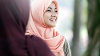 Nirina Zubir yang terlihat lebih feminim saat mengenakan hijab. Foto: Dok. Instagram @nirinazubir.