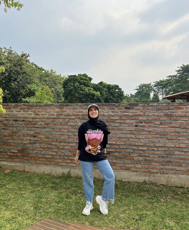 Tya Ariestya dikenal sebagai duta Taekwondo Indonesia, membuatnya melekat dengan gaya wanita tomboi. Tya kemudian mengumumkan di akun Instagramnya jika ia sedang belajar untuk memakai hijab pada Januari 2022. Ia meminta doa kepada warganet agar senantiasa istiqomah. Bismillahirahmanirahim, semoga semuanya dilancarkan dan belajarnya dimudahkan dan pastinya aku tetap menjadi aku yang seperti biasa. Doakan yang penting istiqomah, tulis Tya. Foto: Dok. Instagram @tya_ariestya.